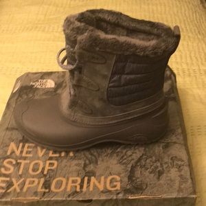 Woman’s North Face boots “Shellista shorty in box.